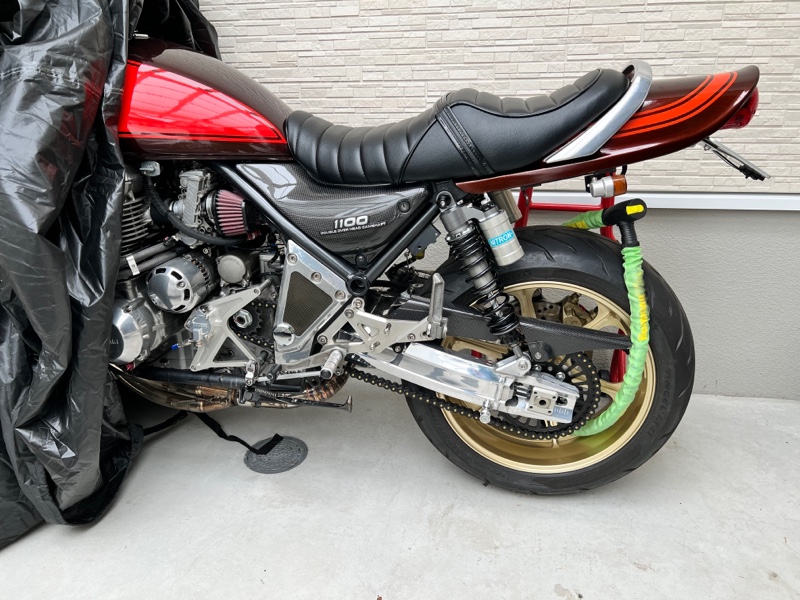 サイドカバーエンブレムとヘルメット（カワサキ ゼファー1100