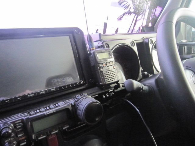 嫁車にもIC-R6 (広帯域ハンディレシーバー) を取り付ける