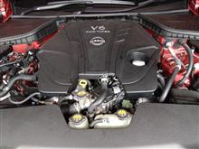 エンジンカバーにエンブレム貼り付け（日産 スカイライン・V37