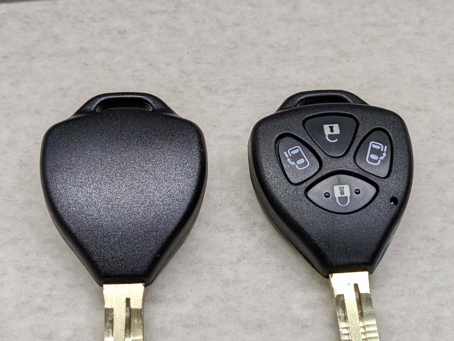 トヨタ車のスマートキーをアルミ総削り出しのキーケースで強靭に