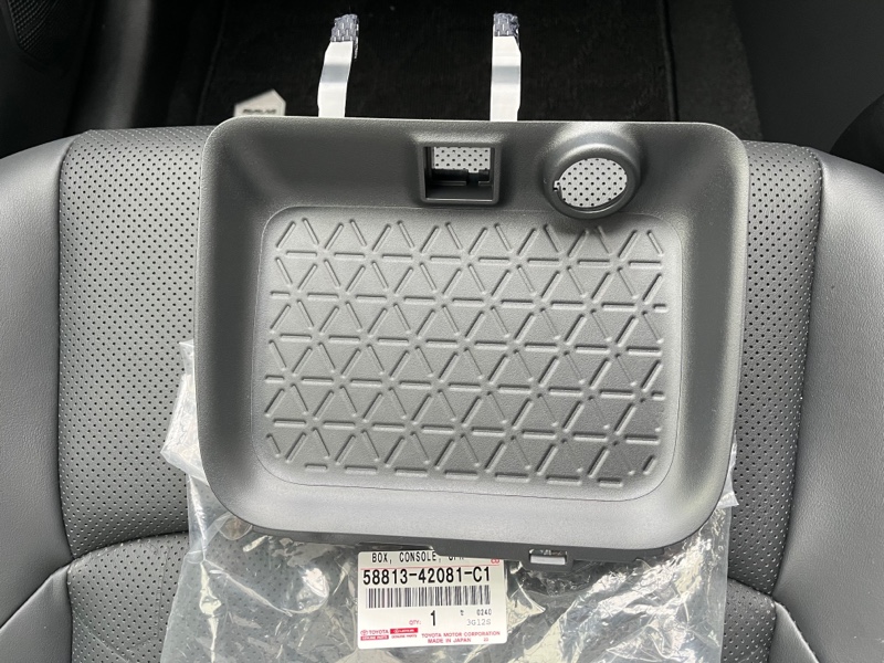 センターオープントレイ交換（トヨタ RAV4ハイブリッド・XA50系