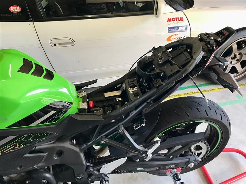 カウリング脱着（サイドシートカバー）（カワサキ Ninja ZX-25R