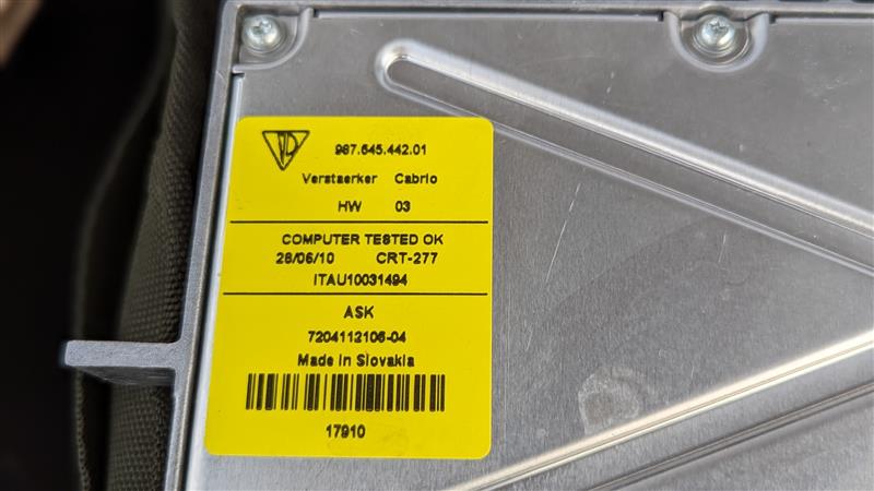 調子の悪かった純正アンプをebayで購入した中古の純正アンプに交換した。