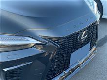 フロントノーズ部分にLEXUSエンブレム取付(レクサス NX フロントノーズ部分にLEXUSエンブレム取付(レクサス NX