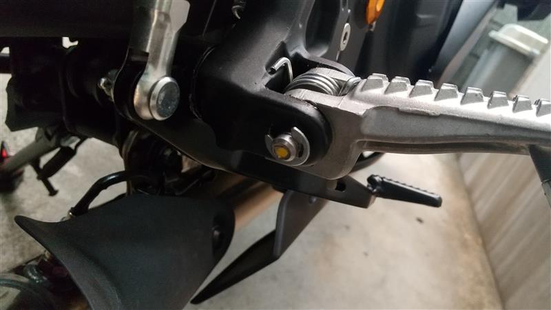 ZX-4R ステップの交換（カワサキ Ninja ZX-4R SE）by TOMMY