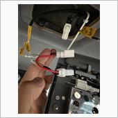 黄と白の0.3sq線2本は、3φのコルゲートチューブ1本に収まりました。<br />
最後に割込配線に接続すれば完成です。<br />
<br />
使ってみれば、なかなかにオシャレ(※2)。<br />
エンジン止めると自動的にルームランプが点くのが今風かも。<br />
<br />
ひとつ注意点です。<br />
このルームランプ制御ユニットではパルス信号を使っていて、コイル型リレーを介するとチャタリング音が出てしまうそうです。<br />
<br />
僕はマップランプとルームランプの連動でエーモンのコンパクトリレーを使っていたので、自作した無接点リレーに交換しましたよ。<br />
<br />
https://minkara.carview.co.jp/smart/userid/2830512/car/2437236/7595723/note.aspx<br />
<br />
ご参考まで…<br />
<br />
(※2) 走りのGT-Rの装備としては賛否両論ありますが、<br />
　  35GT-Rのルームランプは「じわ〜っと」するんで<br />
　  しょうかね？<br />
<br />
<br />
