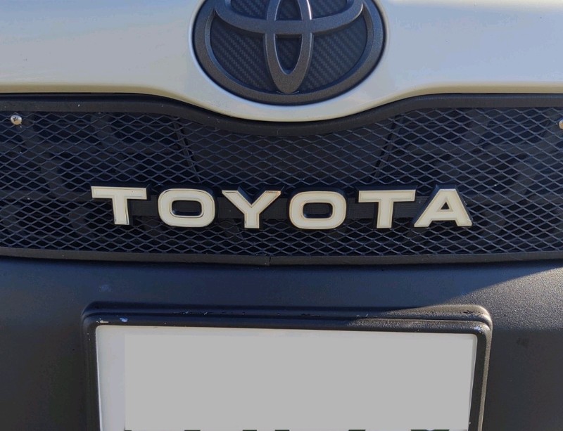 海外ブランド  TOYOTA エンブレム取り付け😅（トヨタ ヤリスクロスハイブリッド パーツ