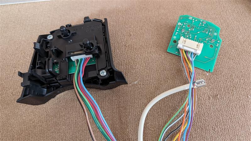 オーディオ操作用のステアリングリモコンを付けよう（スバル