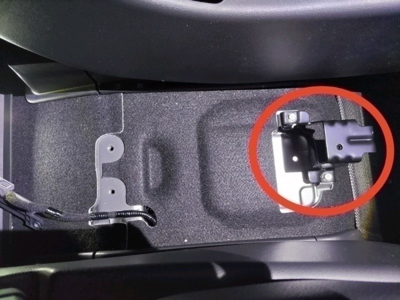 RK型)STEPWGNの純正センターテーブル取り付け作業（ホンダ