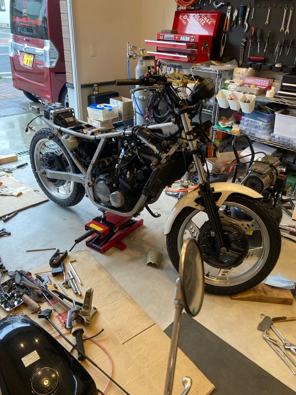CBX550F純正リアホイール組み付け、スイングアーム加工（スズキ