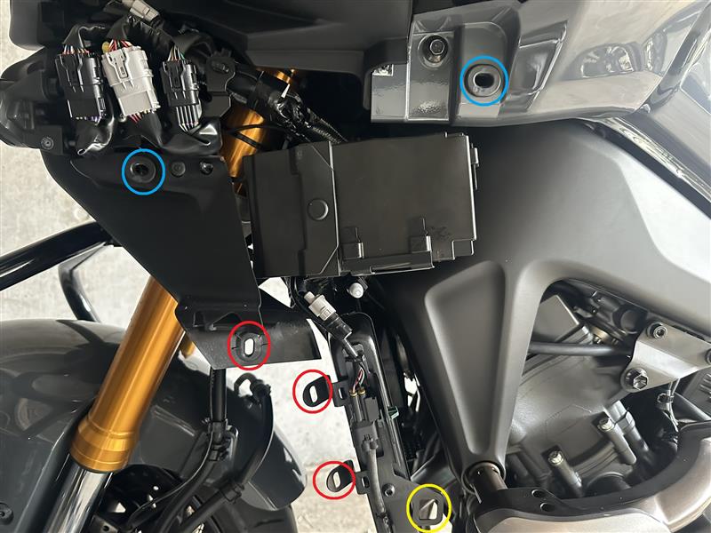 サイドカバー、タンクカバー取り外し（ヤマハ トレーサー9GT+