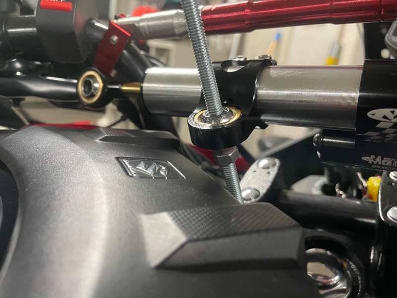 ステアリングダンパーその1(スズキ V-Strom 250)by ヒロロッソ ステアリングダンパーその1(スズキ V-Strom 250)by ヒロロッソ