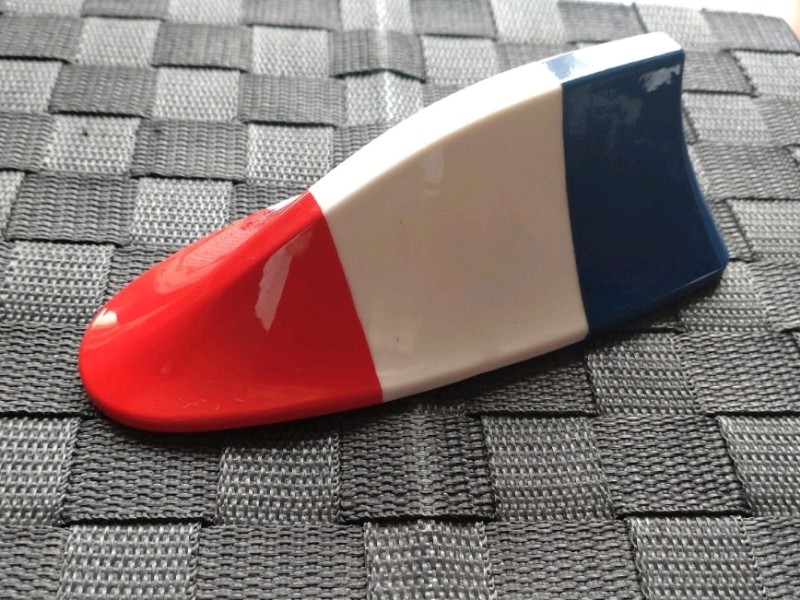 シャークフィンアンテナ 🇫🇷カラーをルーフに取り付けました。