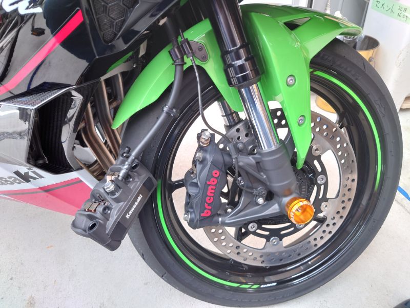 ZX-25R フロントブレーキパッド交換