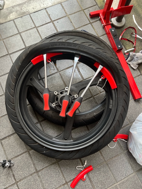 フロントタイヤ交換（ホンダ CBR1000RR(SC57)後期）by がんこ