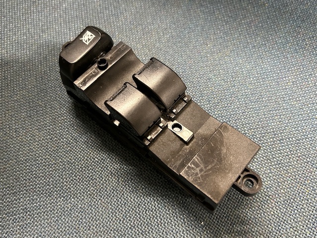 運転席ドア常時電源引込み兼P/Wのオート化（リヤPW操作可能