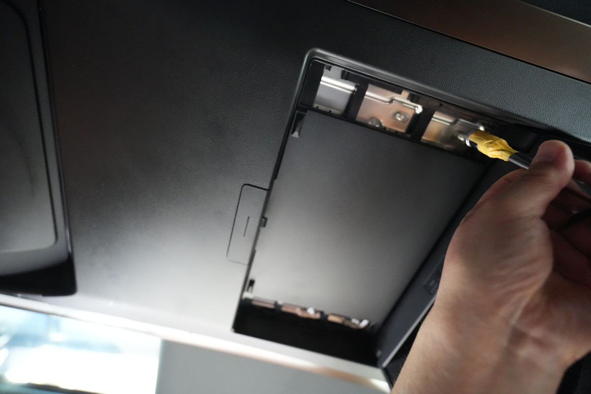 13.2型有機EL後席ディスプレイ取付＆12.1型後席ディスプレイ取外