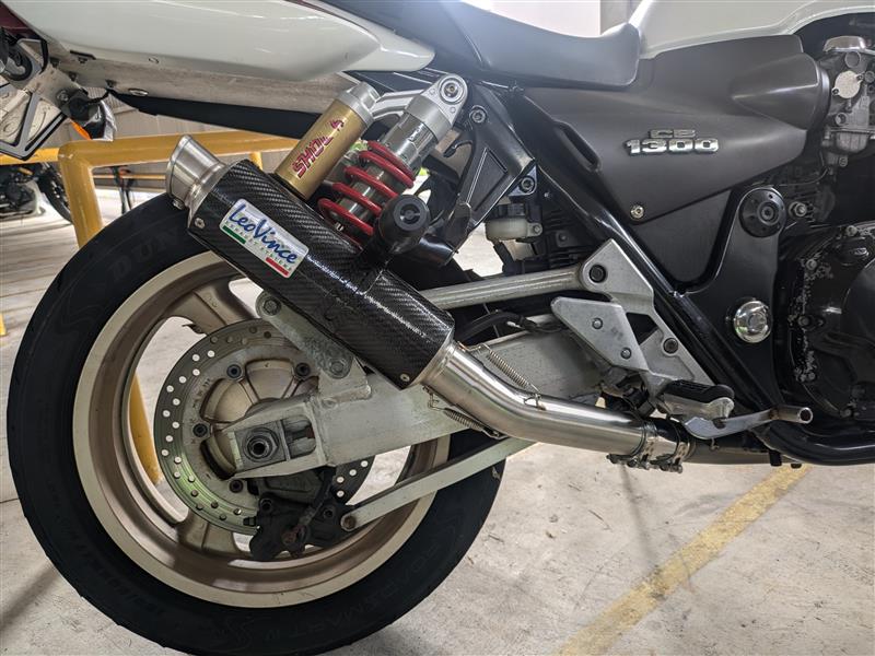 在庫品のスリップオンマフラーに交換（ホンダ CB1300 SUPER FOUR
