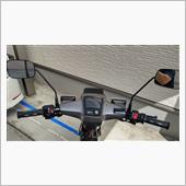 グリップとミラーも<br />
付けて言い感じです