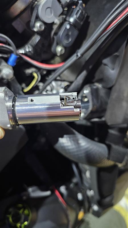 カムチェーンテンショナー交換(カワサキ ZZR1400)by jacky_z カムチェーンテンショナー交換(カワサキ ZZR1400)by jacky_z