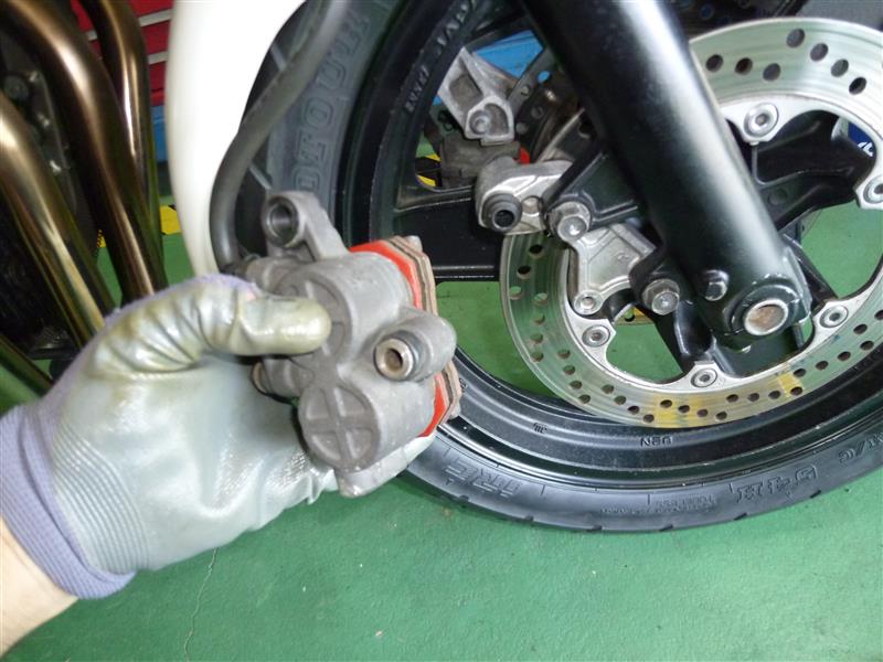 CBR400F フロント キャリパー オーバーホール エア抜 ピストン