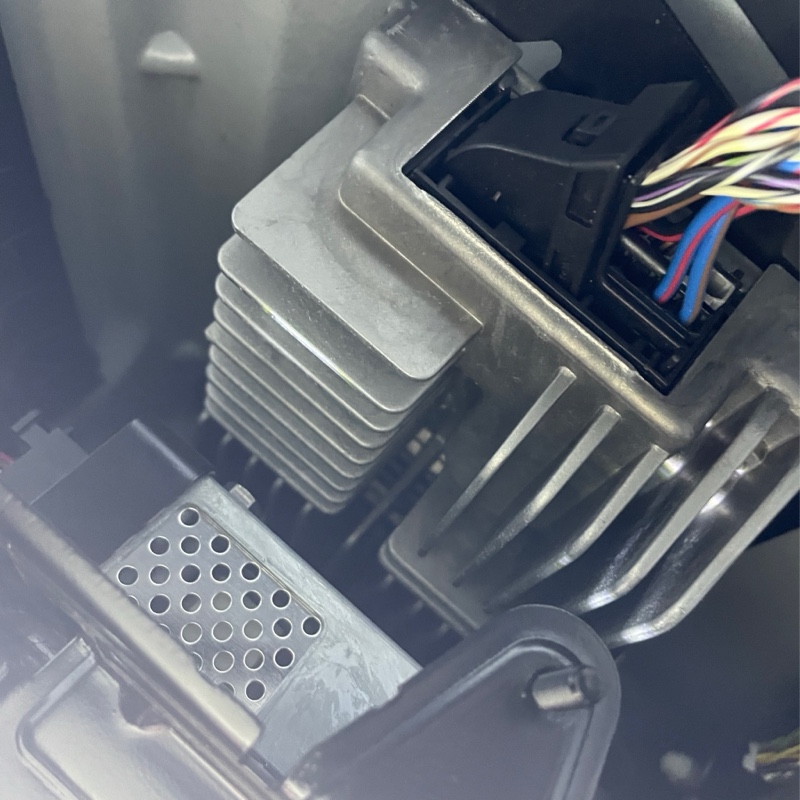DSPアンプ DEQ-100ACH 取り付けとフロント右スピーカーノイズ