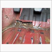 運転席側足元もコーキングがもっこりしていたので削りました。写真は撮り忘れました。<br />
錆が酷かったので少し切ってみました!