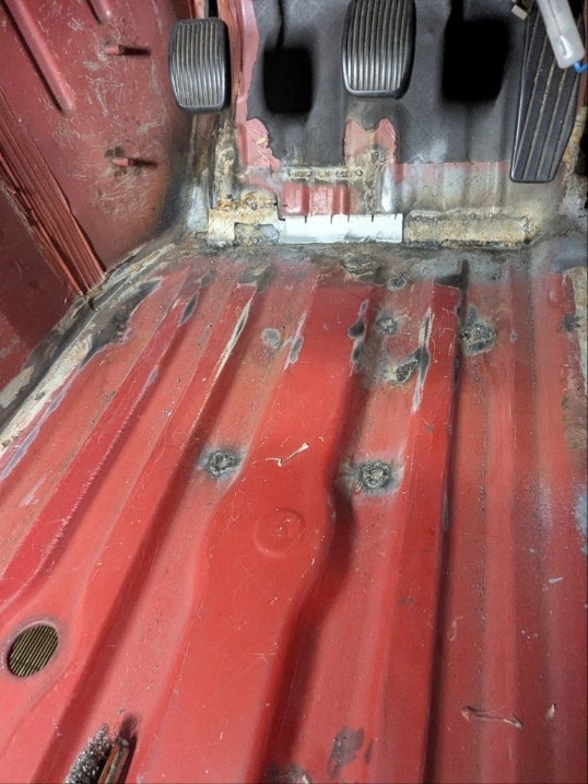 運転席側足元穴修理続き