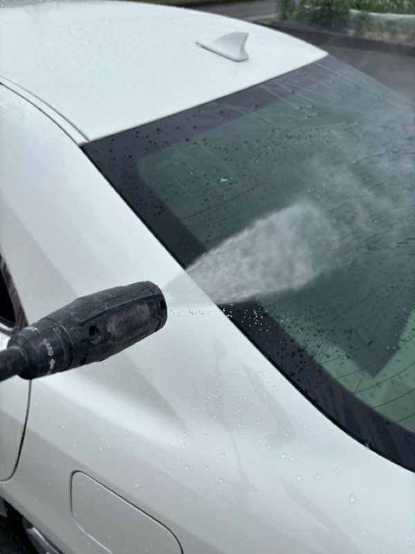 雨の高速後はやっぱり洗車