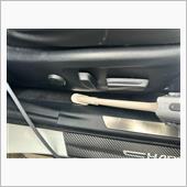 タバコを吸いますが，この辺りに灰やタバコの葉が落ちています．<br />
車内清掃には家庭用掃除機（で車用にお下がりになったもの）を使っており，そのままではこのあたりへのアクセスが無理でして😅<br />
ダイソーのアタッチメントです．<br />
<br />
https://minkara.carview.co.jp/smart/userid/3687211/car/3673820/13258283/parts.aspx<br />
<br />
