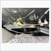 ロッドは車両側の黄色い帽子みたいな部品に刺さっているので、ロッドを固定している四角いクリップを水平に180度回してクリップを外します。<br />
そうするとロッドが下に抜けます。<br />
<br />
アクチュエーター側のアームについている白いロッドホルダーを外す方法もありますが、古いプラパーツの破断が怖いので、僕は車両側の四角いクリップを外すことにしました。<br />
<br />
<br />
