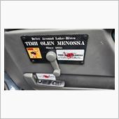 運転席側のパワーウインドウが動かなくなったので、先日モーターとレギュレーターを中古部品に交換したのですが、何となく動きが危ういので、思いきって「ハンドパワーウインドウ」化する事にしました。<br />
作業過程や部品関係は既にアップされていますので割愛させて頂きます。<br />
細々とした作業も含めて、約2時間程で完了。<br />
助手席のパワーウインドウは使えるので、ドアポケットにスイッチを突っ込んで👍<br />
無事 突然止まる心配の無い仕様になりました(笑)<br />
<br />
購入したモノ<br />
・83410-81A00 レギュレーターアッシーフロントライト<br />
・82972-70B00-T01 エスカッション レギュレーターハンドル(グレー)<br />
・82960-60G00-T01 レギュレーターハンドル<br />
・ブランク用プラ板<br />
・トリムカバー用ビニールシート<br />
・ブチルテープ<br />
※ビニールシートとブチルテープは今回やり直したので…(経年劣化でボロボロでした💦)<br />
その他雑材料あれこれ...