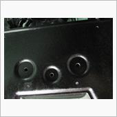 リヤ側は2本ボルトで止まっているのでほぼ問題ないと思いますがセンターの穴3つ、ここを止めてあげるとよりバタバタしなそうだし安心できそうです。