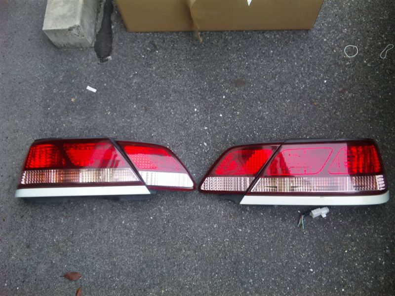 トヨタ純正 JZX105クレスタ後期テールランプ のパーツ