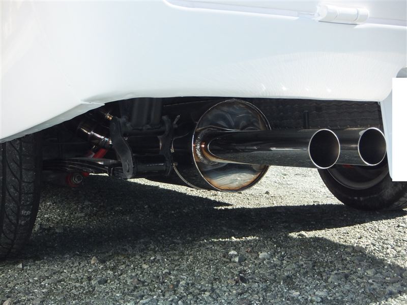 Work by amateurs. Double muffler installation. Side guard