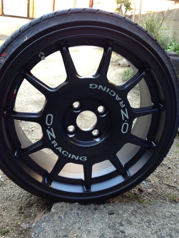OZ Racing 貫い スポーツホイール & Bridgestone スリックタイヤ