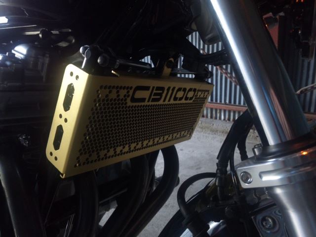 ロビンソン オイルクーラーガード Al合金一体成形 のパーツレビュー Cb1100 可遊 みんカラ