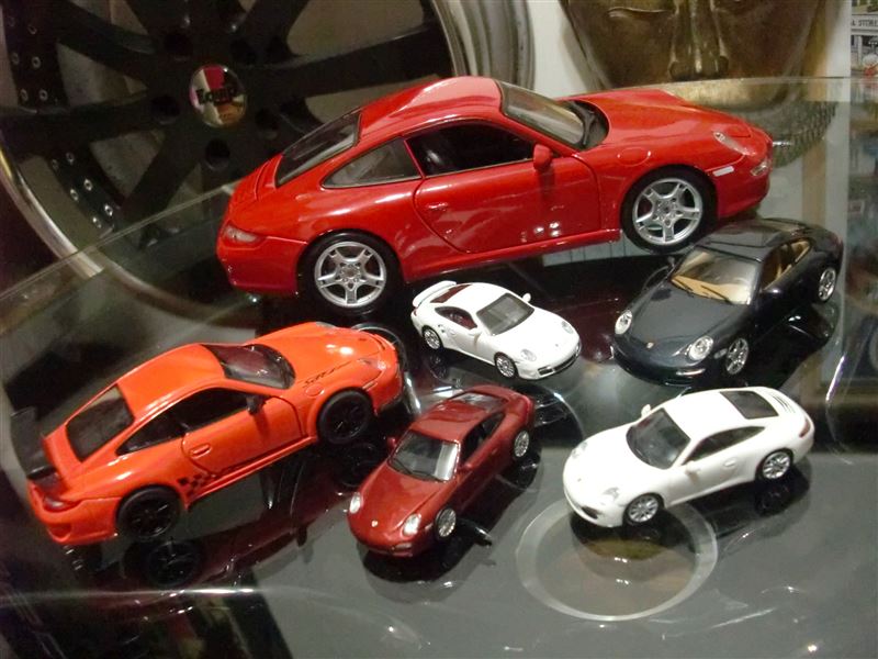 IWAYA ポルシェ 911Bターボ 1989 1/43 ミニカー 赤（MINICHAMPS