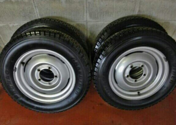 スズキ ジムニーSJ10純正ホイールとタイヤのセット1本です。