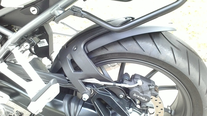 R1200Rカーボンインナーフェンダー もぐりこめ