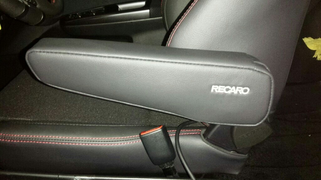 RECARO アームレスト TYPE-F フェィクレザーブラック のパーツ