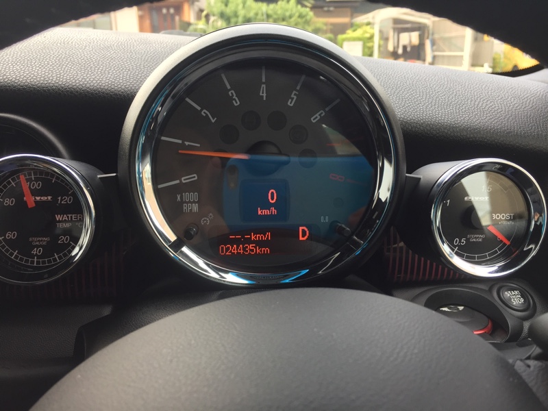 ピボット、先代MINI（R56）の自然吸気エンジン搭載車用メーター