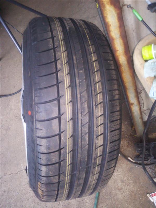 トライアングル　245 45 r19 タイヤ　引き取り限定 imgrc0088763413.jpg