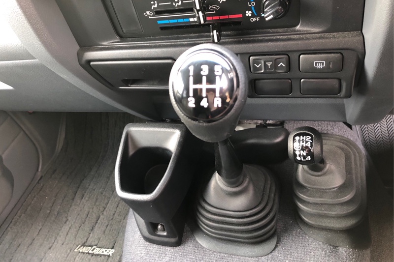 スズキ(純正) 新型ジムニー 純正トランスファーノブ のパーツ