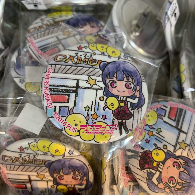 ゲーマーズ 沼津店 ラブライブ!サンシャイン!! 沼津まちあるき缶バッジ(ヨハネ)