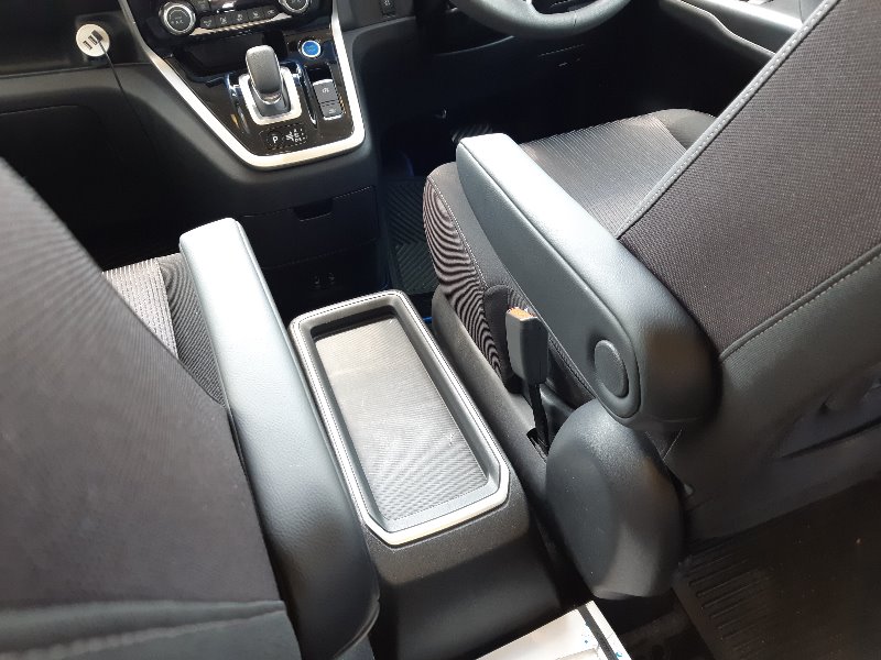 日産 純正 E52エルグランド用セカンドシートアームレスト のパーツレビュー セレナ E Power リムヂン みんカラ