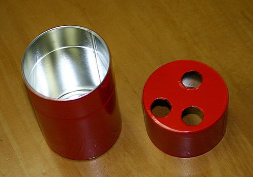 赤く塗装した茶筒