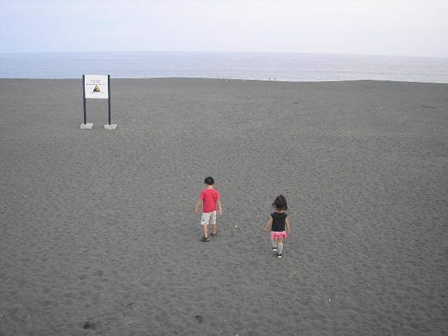 寂しい海岸を走る次男と長女ｗ