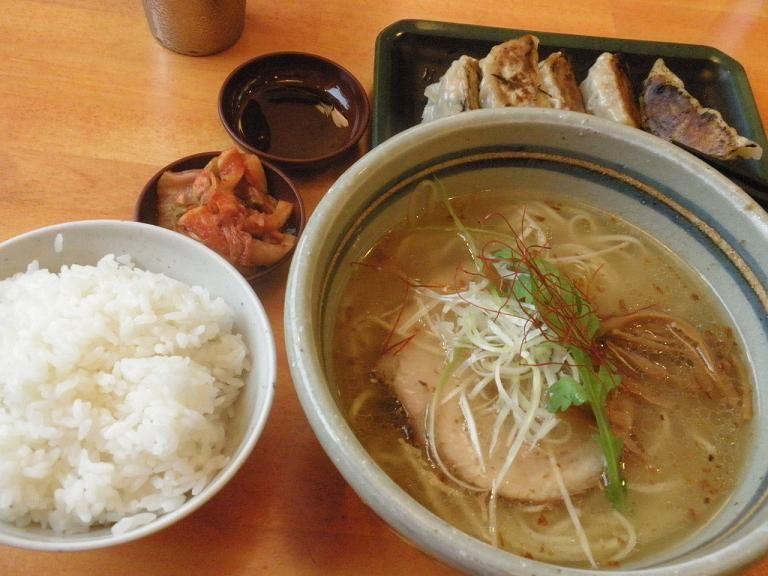 天然塩ラーメンと餃子とライスの定食