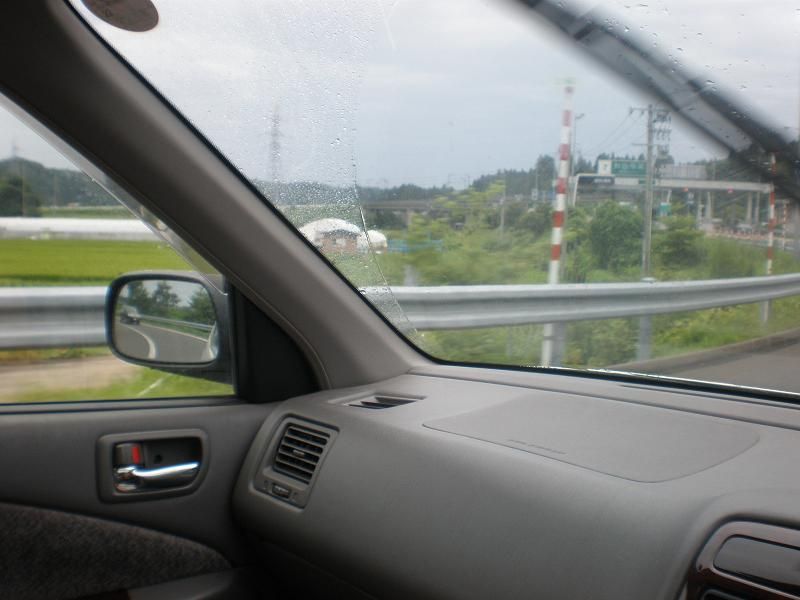 雨の日の助手席側